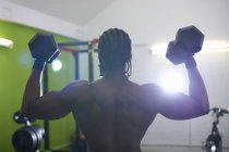 Bodybuilder levantando pesas en el gimnasio - foto de stock