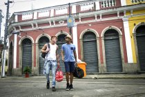 Двоє чоловіків, ходьба разом, несучи дорожні сумки — стокове фото