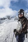 Портрет взрослого человека, путешествующего по зимнему пейзажу — стоковое фото