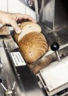 Macho mano recoger rebanadas de pan fresco - foto de stock