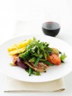 Тарілка смаженого овочевого салату — стокове фото