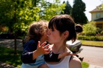 Mãe beijando a filha da criança — Fotografia de Stock
