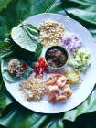Vista superior de los ingredientes del miang kham tailandés en el plato - foto de stock