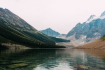 Lac Moraine sous la chaîne de montagnes enneigées — Photo de stock