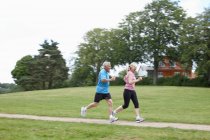 Anziani coppia jogging insieme all'aperto — Foto stock