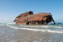 Shipwreck stranded on beach — Stock Photo