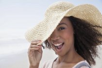 Молодая женщина на пляже в ветреный день — стоковое фото