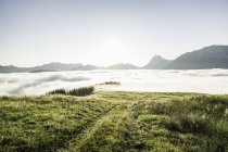 Vista panorâmica do mar de nevoeiro, Tirol, Áustria — Fotografia de Stock