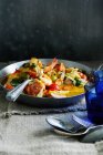 Casserole de crevettes et légumes — Photo de stock