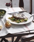 Steak mit grüner Paprika-Sauce, Rosenkohl und Speck — Stockfoto