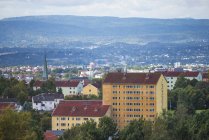 Vista aerea di edifici e belle colline coperte di vegetazione verde, Oslo, Norvegia — Foto stock