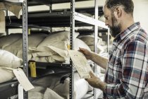 Lo scienziato legge la busta di semi nel magazzino del centro di ricerca sulla crescita delle piante — Foto stock
