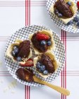 Plates of dark chocolate tarts with strawberries and blueberries — Stock Photo