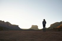 Жінка, що стоїть в пустелі, дивлячись на думку, Sedona, Арізона, США — стокове фото