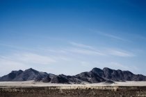 Montanhas em paisagem seca — Fotografia de Stock