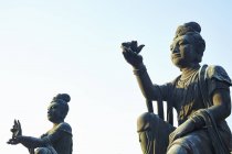 Vista inferiore delle statue buddiste, Lantau Island, Hong Kong, Cina — Foto stock