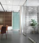 Interior de escritório moderno com portas de vidro — Fotografia de Stock
