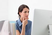 Молодая женщина, работающая на компьютере — стоковое фото