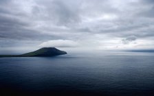 Felsige Insel in stillen Gewässern — Stockfoto