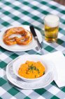 Сырный суп с пивом и крендельками — стоковое фото