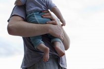 Père tenant bébé fille — Photo de stock