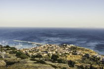 Vista aérea de los edificios de Pythagoreio en la costa, Samos, Grecia - foto de stock