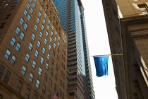 Вид снизу на офисные здания, Нью-Йорк, США — стоковое фото