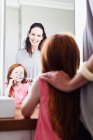 Mutter beobachtet Tochter beim Zähneputzen — Stockfoto