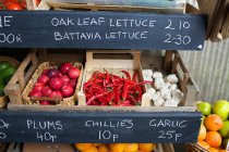 Cassette di ortaggi e frutta in vendita sul mercato — Foto stock