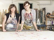 Tavola da lavoro per donne in officina tessile per stampa a mano — Foto stock