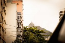 Vue en angle bas du Christ Rédempteur brumeux, Rio De Janeiro, Brésil — Photo de stock