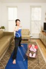 Eine Mutter praktiziert Yoga — Stockfoto