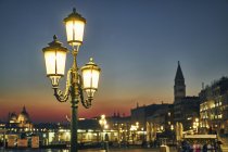 Paysage urbain et lampadaire la nuit, Venise, Italie — Photo de stock