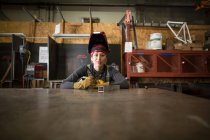 Retrato de metaleiro feminino no banco de oficina — Fotografia de Stock