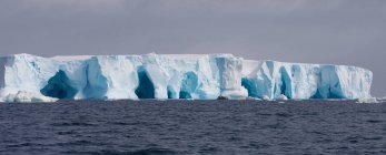 Iceberg en el Océano Austral - foto de stock