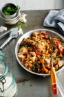 Тарелка курицы, риса и овощей с ложкой — стоковое фото