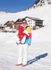 Frau trägt Kleinkind im Schnee — Stockfoto