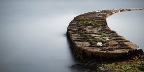 Каменный путь к морю — стоковое фото