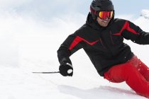 Mittlerer erwachsener mann skifahren abfahrt, obergurgl, österreich — Stockfoto