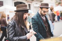 Young couple browsing at market — Stock Photo