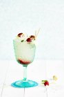 Cóctel sin alcohol en vaso con corteza de limón y fresas - foto de stock