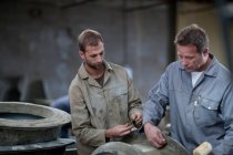 Obtenção de oleiros roda na fábrica de cerâmica — Fotografia de Stock