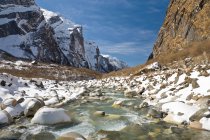Rivière dans un paysage de montagne enneigé — Photo de stock