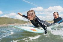 Mother and daughter surfing — Stock Photo