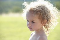 Portrait of young girl looking away — Stock Photo