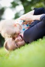 Мати і дитина грають у траві — стокове фото
