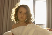 Портрет Pensive девушка на кровати — стоковое фото