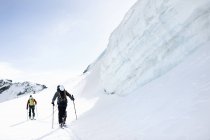 Vista traseira de montanhistas excursão de esqui na montanha coberta de neve, Saas Fee, Suíça — Fotografia de Stock