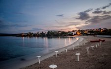 Vue sur la plage et la côte au coucher du soleil, Olbia, Sardaigne, Italie — Photo de stock