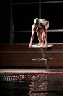 Schwimmerin vor Sprung ins Becken — Stockfoto